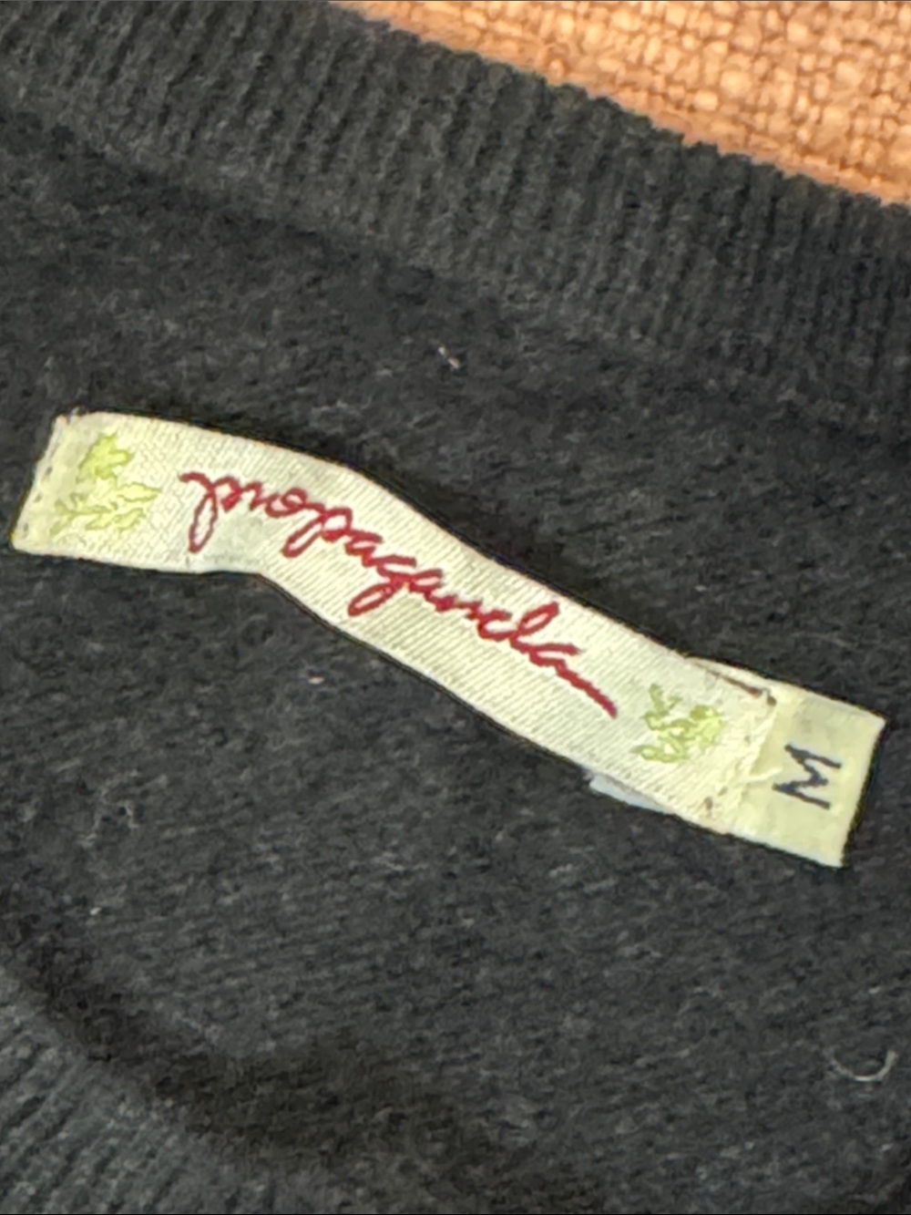Angora / lambswool embroidered bird detail wm’s button-Up Crewneck Cardigan - Picture 3 of 15